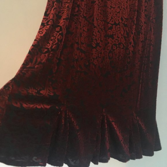 Red velvet floral pattern stretch skirt - Picture 1 of 3